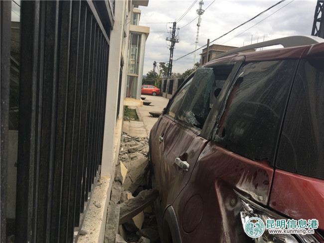 飛來橫禍 小區(qū)樓房外墻掉石塊砸中私家車