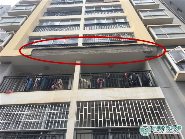 飛來橫禍 小區(qū)樓房外墻掉石塊砸中私家車