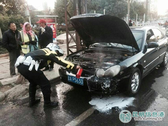 “春城騎警”成功處置一起車輛自燃事故
