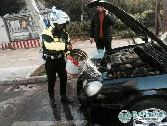“春城騎警”成功處置一起車輛自燃事故
