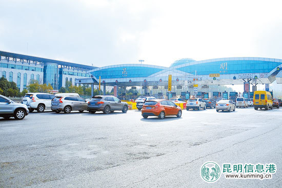 元旦出昆高速暢通高鐵客流激增 市民曬出新年愿望 元旦出昆高速暢通高鐵客流激增 市民曬出新年愿望