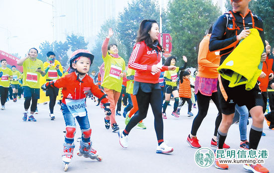 元旦出昆高速暢通高鐵客流激增 市民曬出新年愿望 元旦出昆高速暢通高鐵客流激增 市民曬出新年愿望