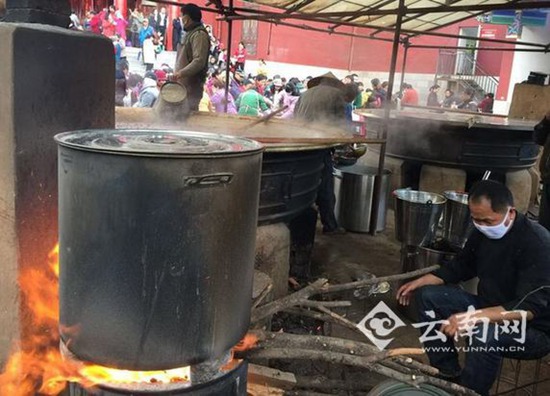 昆明寺院現(xiàn)兩噸巨銅鍋煮臘八粥 上萬市民免費(fèi)享用