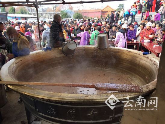 昆明寺院現(xiàn)兩噸巨銅鍋煮臘八粥 上萬市民免費(fèi)享用