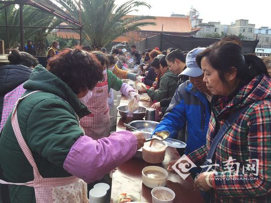 昆明寺院現(xiàn)兩噸巨銅鍋煮臘八粥 上萬市民免費(fèi)享用