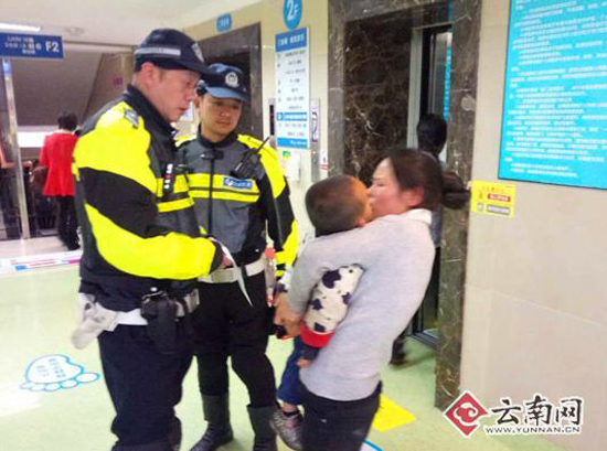 2歲幼童玩耍摔傷昏迷“春城騎警”爭分奪秒護送就醫(yī) 2歲幼童玩耍摔傷昏迷“春城騎警”爭分奪秒護送就醫(yī)