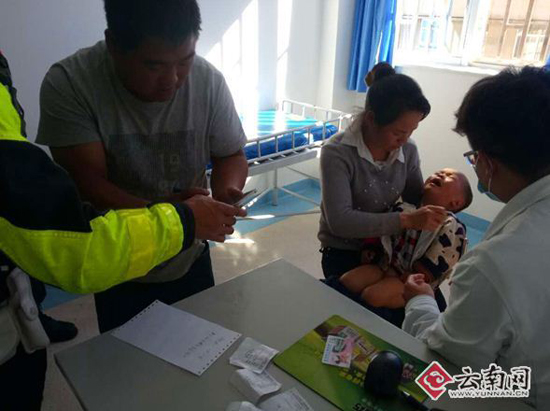 2歲幼童玩耍摔傷昏迷“春城騎警”爭分奪秒護送就醫(yī) 2歲幼童玩耍摔傷昏迷“春城騎警”爭分奪秒護送就醫(yī)