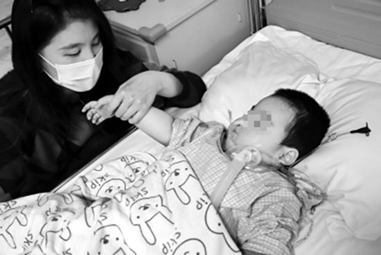 河南'情夫虐童案'受害女童今日手術(shù) 已昏迷一年多 河南'情夫虐童案'受害女童今日手術(shù) 已昏迷一年多