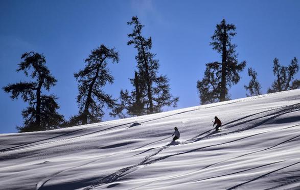 新疆阿爾泰山野雪公園開滑　大批雪友慕“野雪”而來