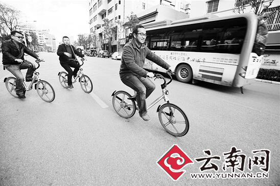 云南省人大代表政協(xié)委員體驗共享自行車 建議制定行業(yè)規(guī)范 云南省人大代表政協(xié)委員體驗共享自行車 建議制定行業(yè)規(guī)范