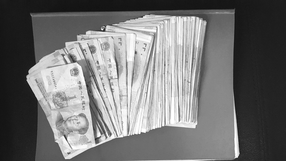 萬元鈔票散落地上 成都女孩夜不拾遺