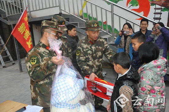 云南永善消防官兵助52名福利院兒童圓夢(mèng)新年愿望