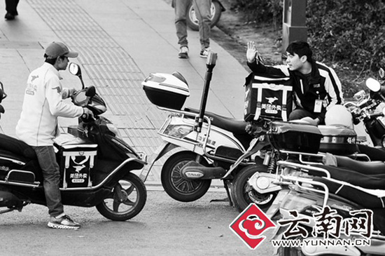 記者跟拍昆明外賣騎手 一輛電單車養(yǎng)活一家子