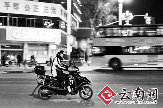 記者跟拍昆明外賣騎手 一輛電單車養(yǎng)活一家子