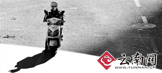 記者跟拍昆明外賣騎手 一輛電單車養(yǎng)活一家子