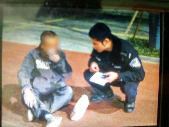 七旬老漢醉酒暈倒馬路邊 民警救助平安送回家