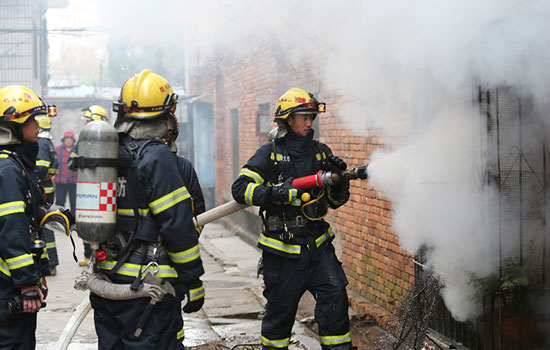 昆明篆新社區(qū)發(fā)生一起煤氣爆燃火災(zāi)事故 節(jié)日用火要謹(jǐn)慎 昆明篆新社區(qū)發(fā)生一起煤氣爆燃火災(zāi)事故 節(jié)日用火要謹(jǐn)慎