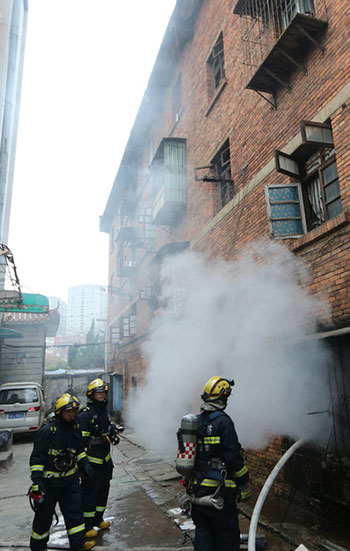 昆明篆新社區(qū)發(fā)生一起煤氣爆燃火災(zāi)事故 節(jié)日用火要謹(jǐn)慎 昆明篆新社區(qū)發(fā)生一起煤氣爆燃火災(zāi)事故 節(jié)日用火要謹(jǐn)慎