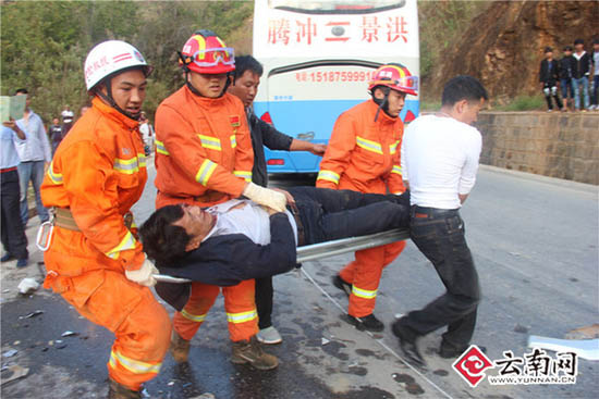 云南瀾滄一皮卡車險墜入山谷 被困駕駛員獲救 云南瀾滄一皮卡車險墜入山谷 被困駕駛員獲救