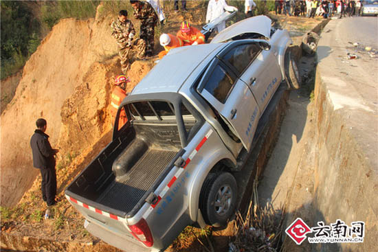 云南瀾滄一皮卡車險墜入山谷 被困駕駛員獲救 云南瀾滄一皮卡車險墜入山谷 被困駕駛員獲救
