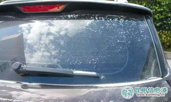 開(kāi)車放鞭炮“轟炸”他人車輛 曲靖兩男子被拘留10日