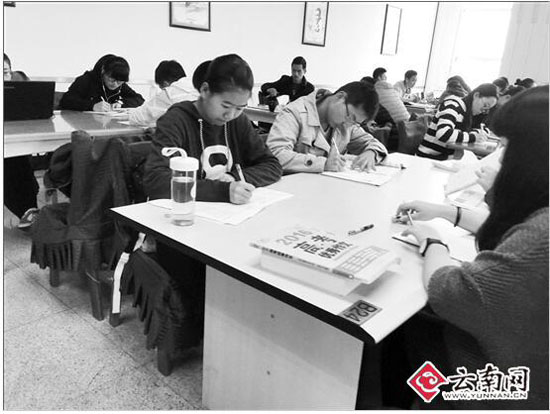 開學在即學生扎堆趕作業(yè) “攻占”云南省圖書館自習室 開學在即學生扎堆趕作業(yè) “攻占”云南省圖書館自習室