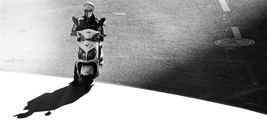 節(jié)后部分快遞員轉(zhuǎn)行送外賣 工資達6000元 節(jié)后部分快遞員轉(zhuǎn)行送外賣 工資達6000元