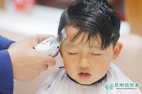 “二月二”昆明理發(fā)店價(jià)格普漲 市民清晨早起排隊(duì)理發(fā)