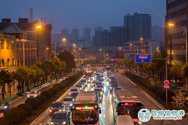 昆明中小學(xué)開學(xué)第一天 翠湖北門街龍翔街等片區(qū)幾乎堵死