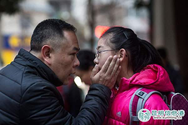 昆明中小學(xué)開學(xué)第一天 翠湖北門街龍翔街等片區(qū)幾乎堵死