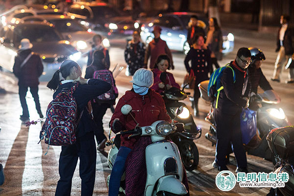 昆明中小學(xué)開學(xué)第一天 翠湖北門街龍翔街等片區(qū)幾乎堵死