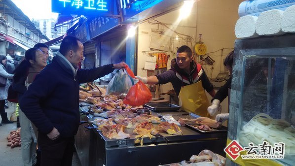 昆明二環(huán)內(nèi)禁止活禽交易宰殺 商戶稱二環(huán)外也該禁 昆明二環(huán)內(nèi)禁止活禽交易宰殺 商戶稱二環(huán)外也該禁