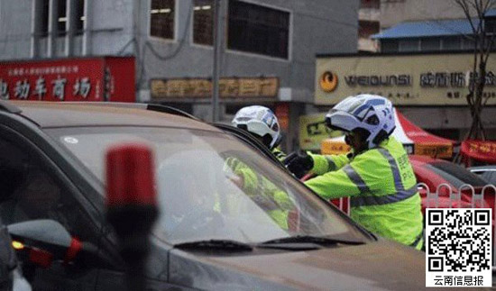昆明騎警西昌路逼停沖卡酒駕車輛 昆明騎警西昌路逼停沖卡酒駕車輛