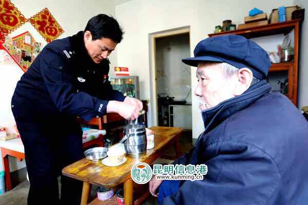 昆明龍泉派出所“學雷鋒” 警民攜手為愛心食堂做義工 昆明龍泉派出所“學雷鋒” 警民攜手為愛心食堂做義工