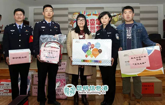 “拒絕冷漠 融化孤獨(dú)”盤龍警方到昆明市兒童福利院進(jìn)行慰問 “拒絕冷漠 融化孤獨(dú)”盤龍警方到昆明市兒童福利院進(jìn)行慰問