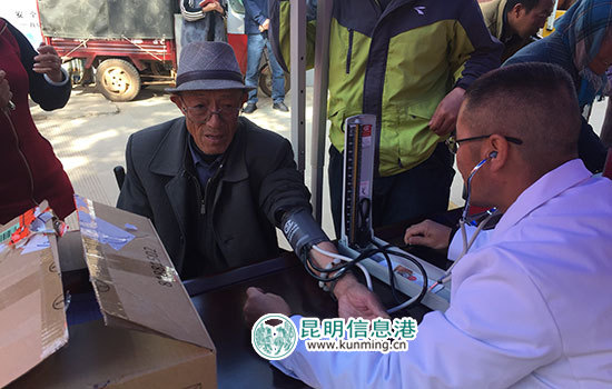盤(pán)龍區(qū)水源保護(hù)區(qū)“健康大篷車”走進(jìn)滇源街道