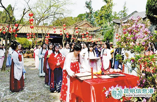 金殿再現(xiàn)“花朝節(jié)” 云南漢服愛好者古禮祭花神 金殿再現(xiàn)“花朝節(jié)” 云南漢服愛好者古禮祭花神