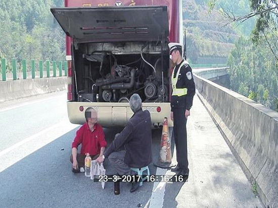 客車高速公路上拋錨 兩司機(jī)車上淡定看報(bào)紙閑聊