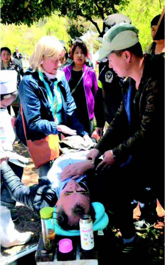 丹麥游客麗江黑龍?zhí)锻话l(fā)心臟病 云南導(dǎo)游實施急救緩解險情 丹麥游客麗江黑龍?zhí)锻话l(fā)心臟病 云南導(dǎo)游實施急救緩解險情