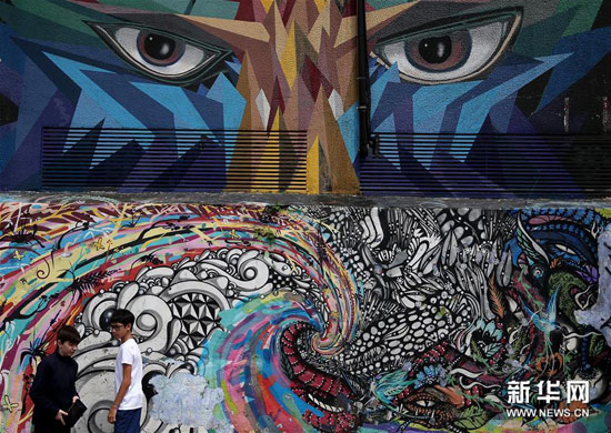 3月29日，在巴西圣保羅，兩個男孩在“蝙蝠俠胡同”的一處涂鴉墻前停留。