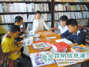 村里的孩子們對(duì)書(shū)屋里的各種圖書(shū)很感興趣。