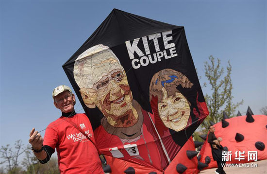 一名來自美國的風箏愛好者在展示印有自己和夫人頭像的風箏。