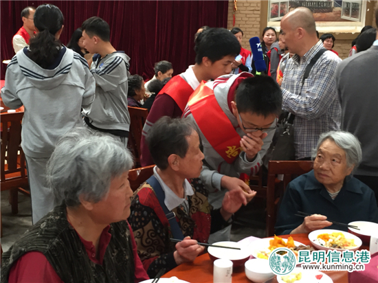 官渡董北社區(qū)開展志愿服務(wù) 讓老人感受家的溫暖