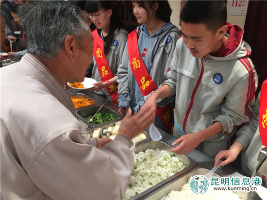 官渡董北社區(qū)開展志愿服務(wù) 讓老人感受家的溫暖