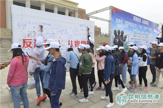 云南全省《反恐怖主義法》進(jìn)校園 學(xué)生現(xiàn)場試穿防爆服 云南全省《反恐怖主義法》進(jìn)校園 學(xué)生現(xiàn)場試穿防爆服