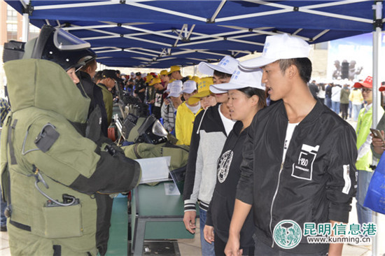 云南全省《反恐怖主義法》進(jìn)校園 學(xué)生現(xiàn)場試穿防爆服 云南全省《反恐怖主義法》進(jìn)校園 學(xué)生現(xiàn)場試穿防爆服