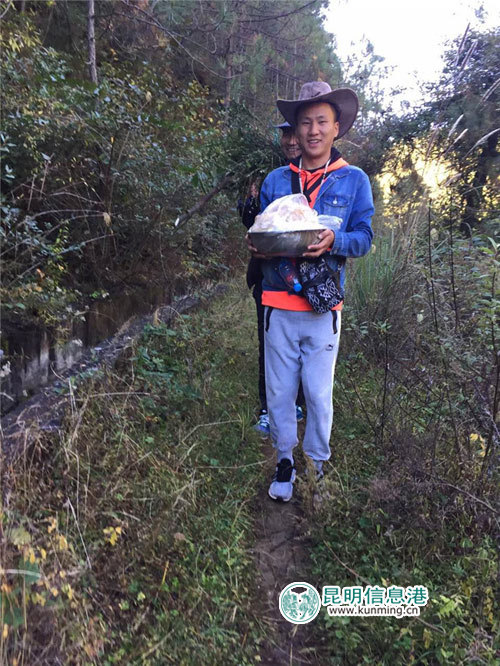 云南麗江老君山，海拔3000米的密林小路，鄒納耀和他的小伙伴們正捧蜜而出。