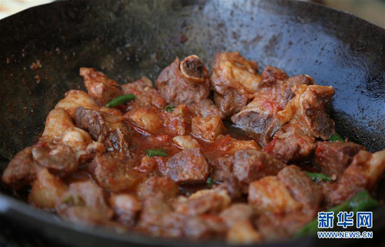 巴基斯坦拉瓦爾品第的一條美食街上，廚師在烤制雞肉串和羊肉串。