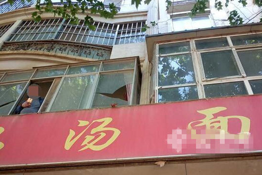 金馬寺一在建工地爆破震碎附近小區(qū)窗戶玻璃 金馬寺一在建工地爆破震碎附近小區(qū)窗戶玻璃