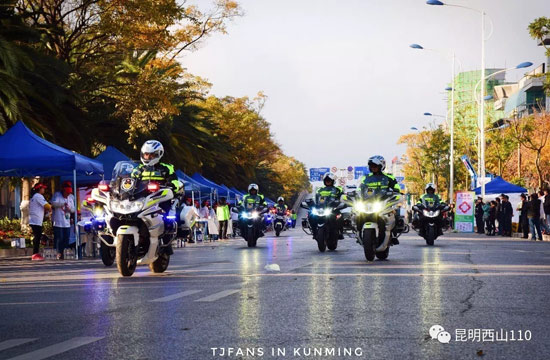 西山分局在市局黨委和區(qū)委政府的堅(jiān)強(qiáng)領(lǐng)導(dǎo)下，自4月20日起，在全區(qū)開(kāi)展嚴(yán)打整治專項(xiàng)工作，取得了良好成績(jī)。